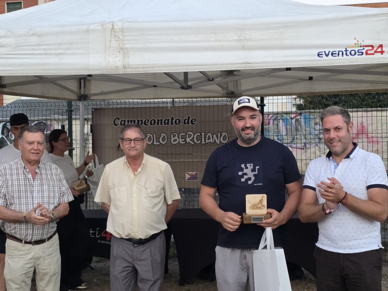 Entrega de trofeos en el III Campeonato de Bolo Berciano con cuatro hombres sonriendo.