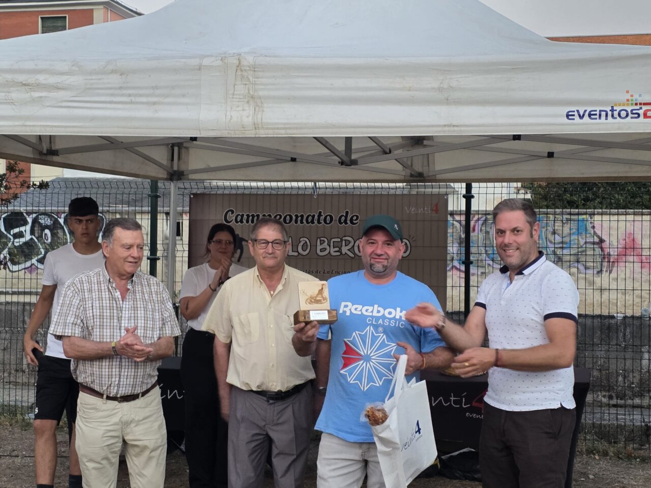 Entrega de trofeos en el III Campeonato de Bolo Berciano con participantes y organizadores