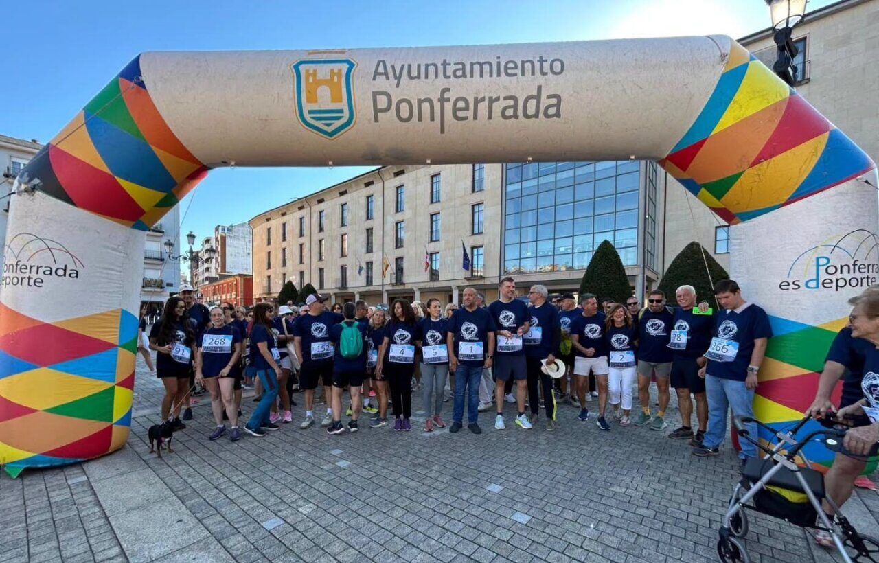 Participantes en la III Marcha Solidaria Inolvidable por el Alzheimer en Ponferrada