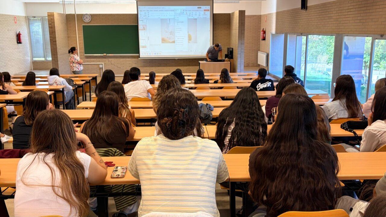 Estudiantes en aula durante la inauguración del curso académico en Ponferrada
