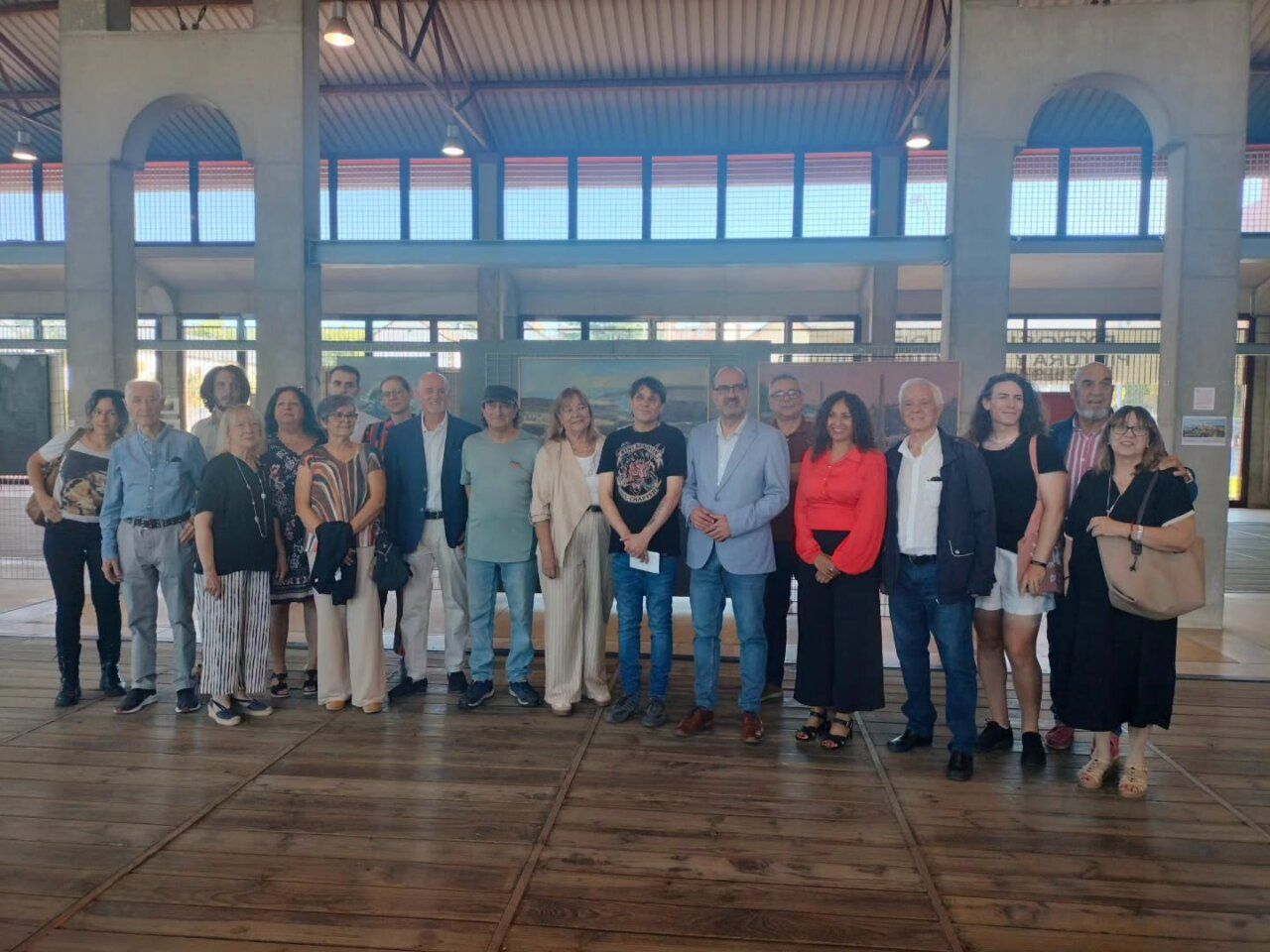 Grupo de artistas en la inauguración de una exposición en el Museo del Ferrocarril de Ponferrada