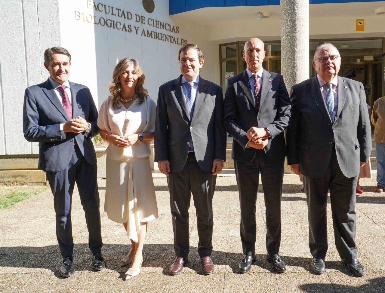 Inauguración del Grado en Medicina en la Universidad de León con autoridades presentes