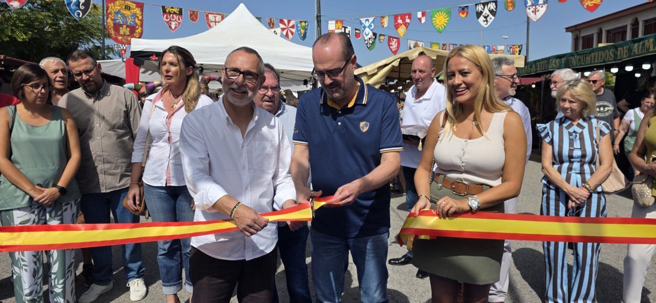 Inauguración del Mercado Medieval en Ponferrada con autoridades y asistentes.