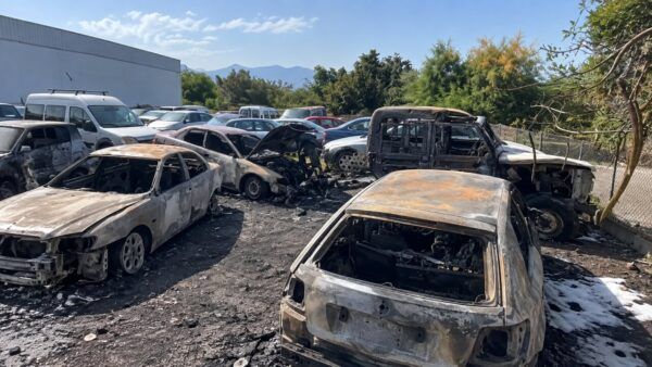 Vehículos dañados por incendio en la avenida de Galicia en Ponferrada