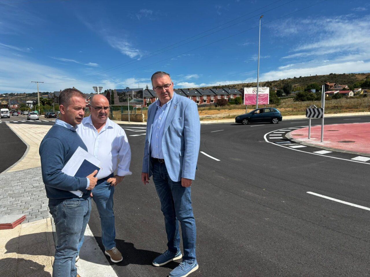 Tres hombres observando una nueva glorieta en Carbajal de la Legua