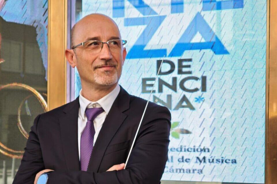 Javier Cerezo posando frente a un cartel de música en Llíria
