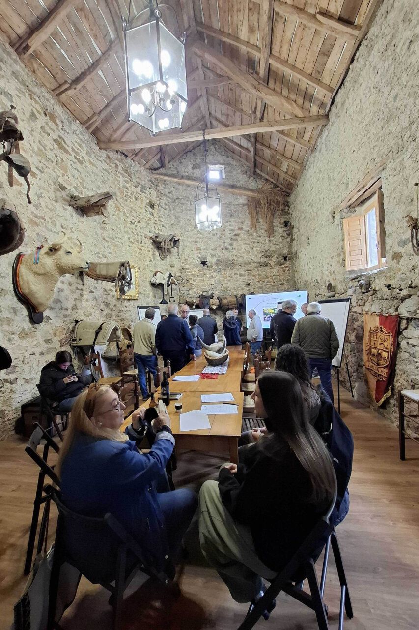 Reunión de pastores y técnicos en Babia sobre el papel de los perros en el pastoreo