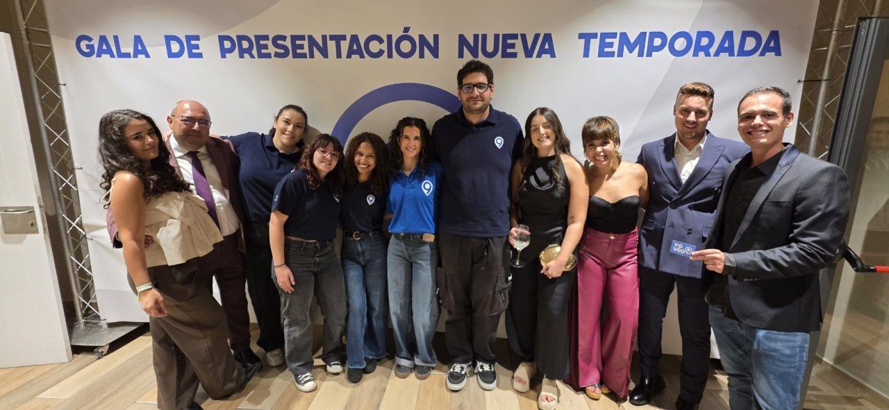 Grupo de personas en la gala de presentación de nueva temporada