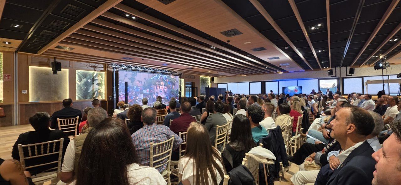 Audiencia atenta en un evento con proyector en León