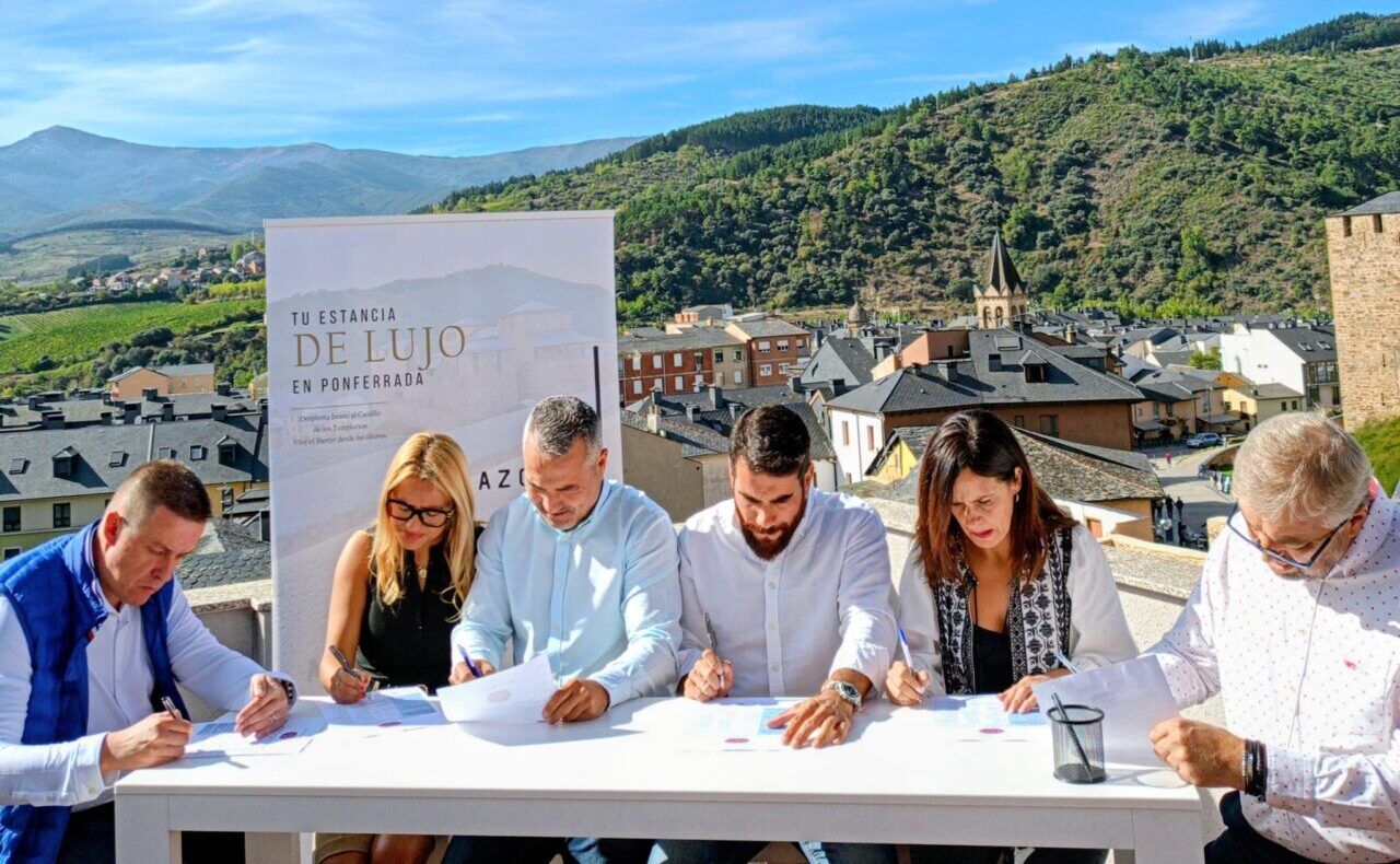 Miembros de la Banda de Música Ciudad de Ponferrada en un evento al aire libre
