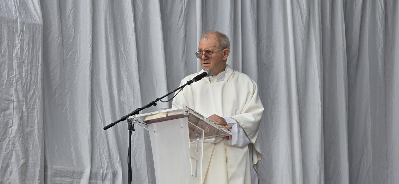 Sacerdote hablando en la misa de la Virgen de la Encina en Ponferrada