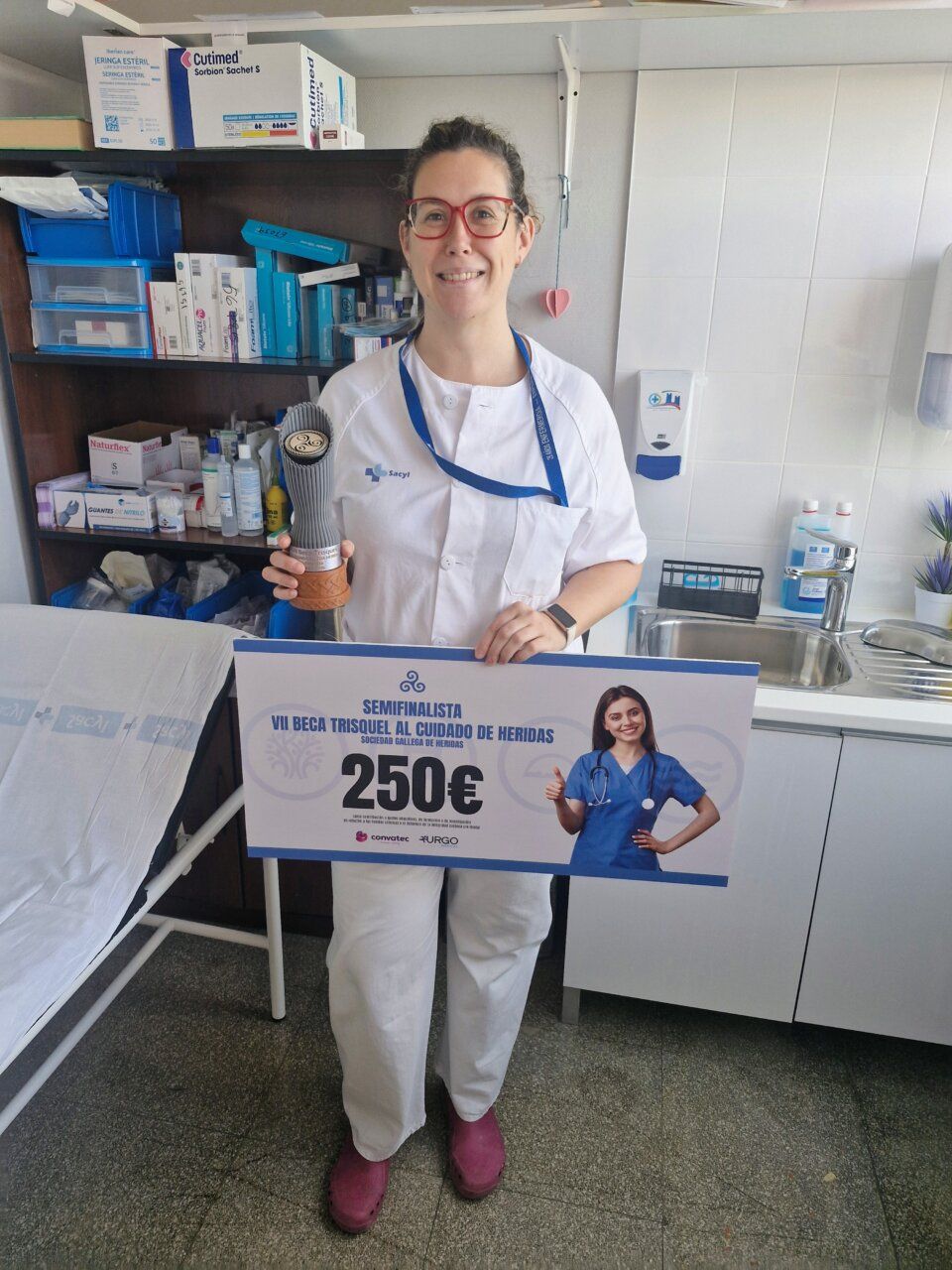 Laura Martínez, enfermera en el Hospital El Bierzo, sosteniendo un premio.