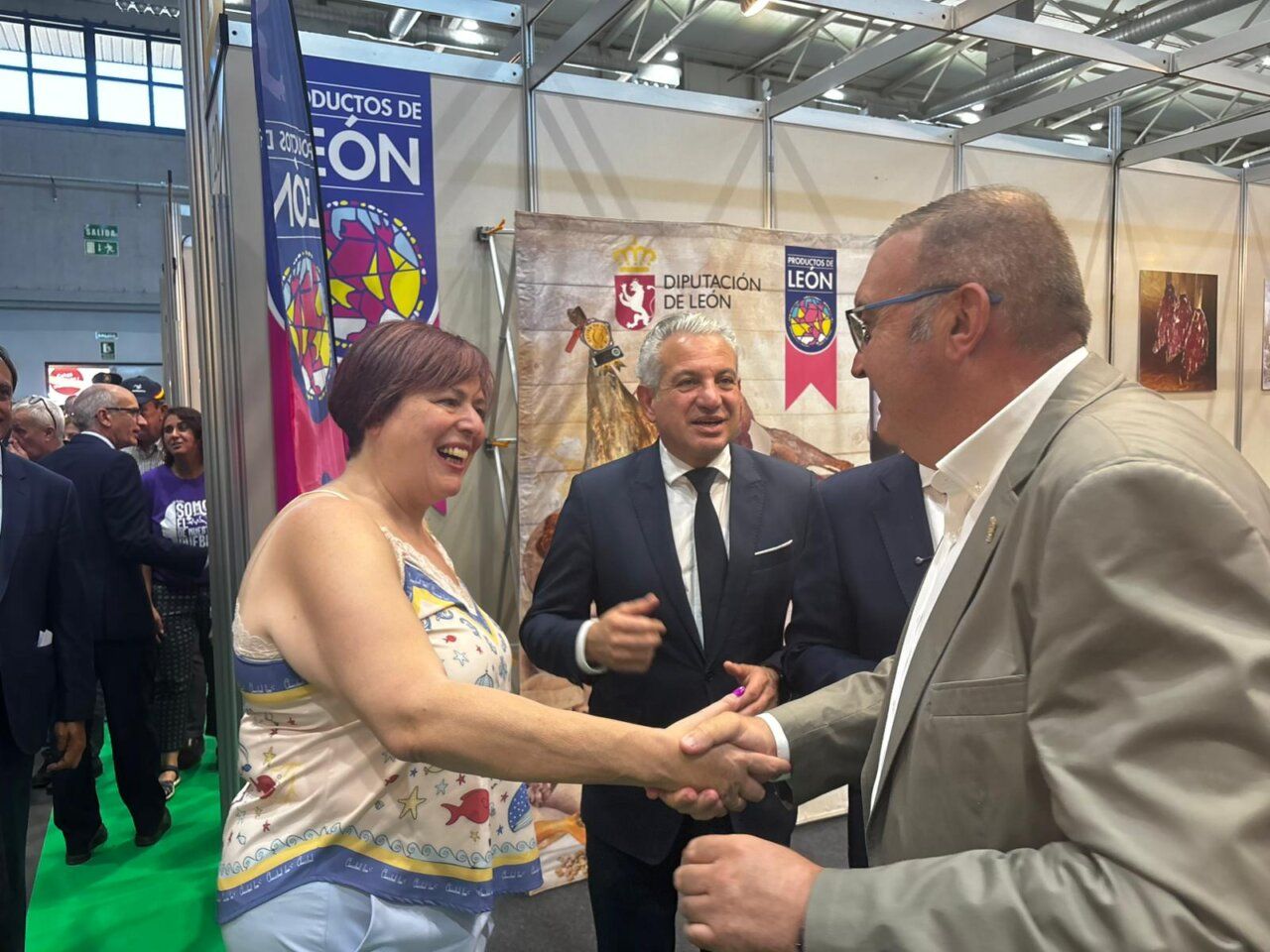 Inauguración de la feria agroalimentaria Salamaq en León con asistentes sonriendo.
