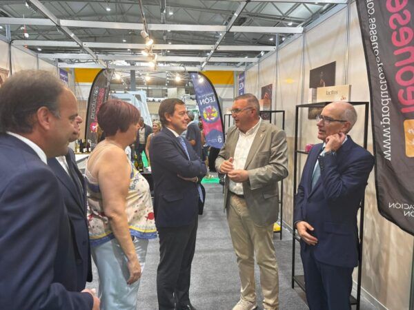 Visita a la feria agroalimentaria Salamaq en León con varios asistentes