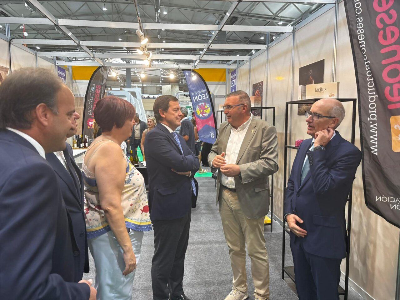 Visita a la feria agroalimentaria Salamaq en León con varios asistentes