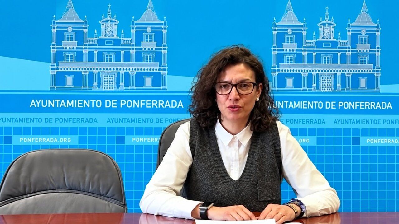 Lidia Coca en una rueda de prensa sobre contratación de obras en Ponferrada