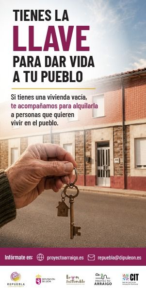 Persona sosteniendo llaves frente a una casa vacía
