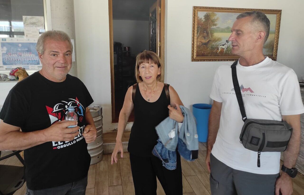 Mabel Fernández en la Ermita de Rodanillo con dos personas