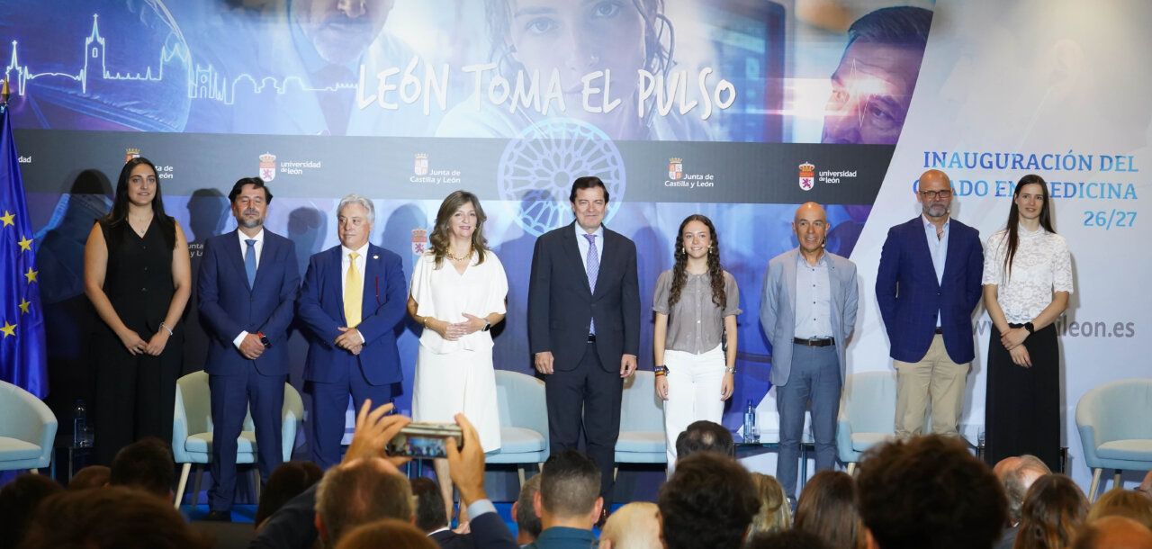 Acto de inauguración del Grado en Medicina en la Universidad de León con autoridades presentes.