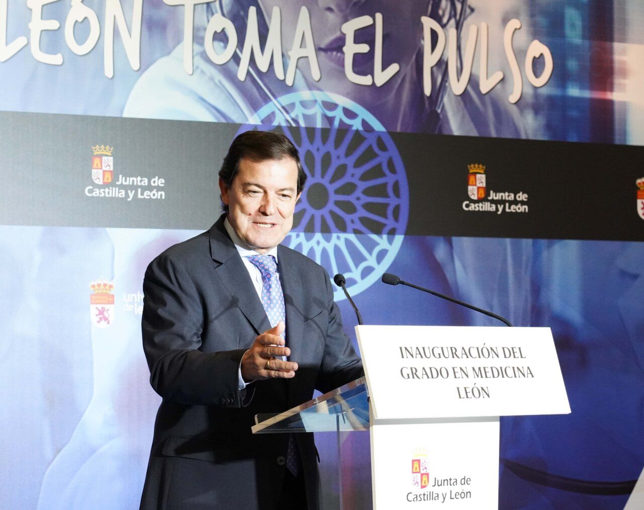 Inauguración del Grado en Medicina en la Universidad de León con autoridades presentes.