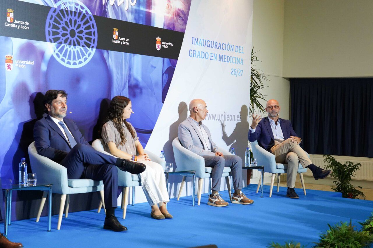 Acto de inauguración del Grado en Medicina en la Universidad de León con varios ponentes.
