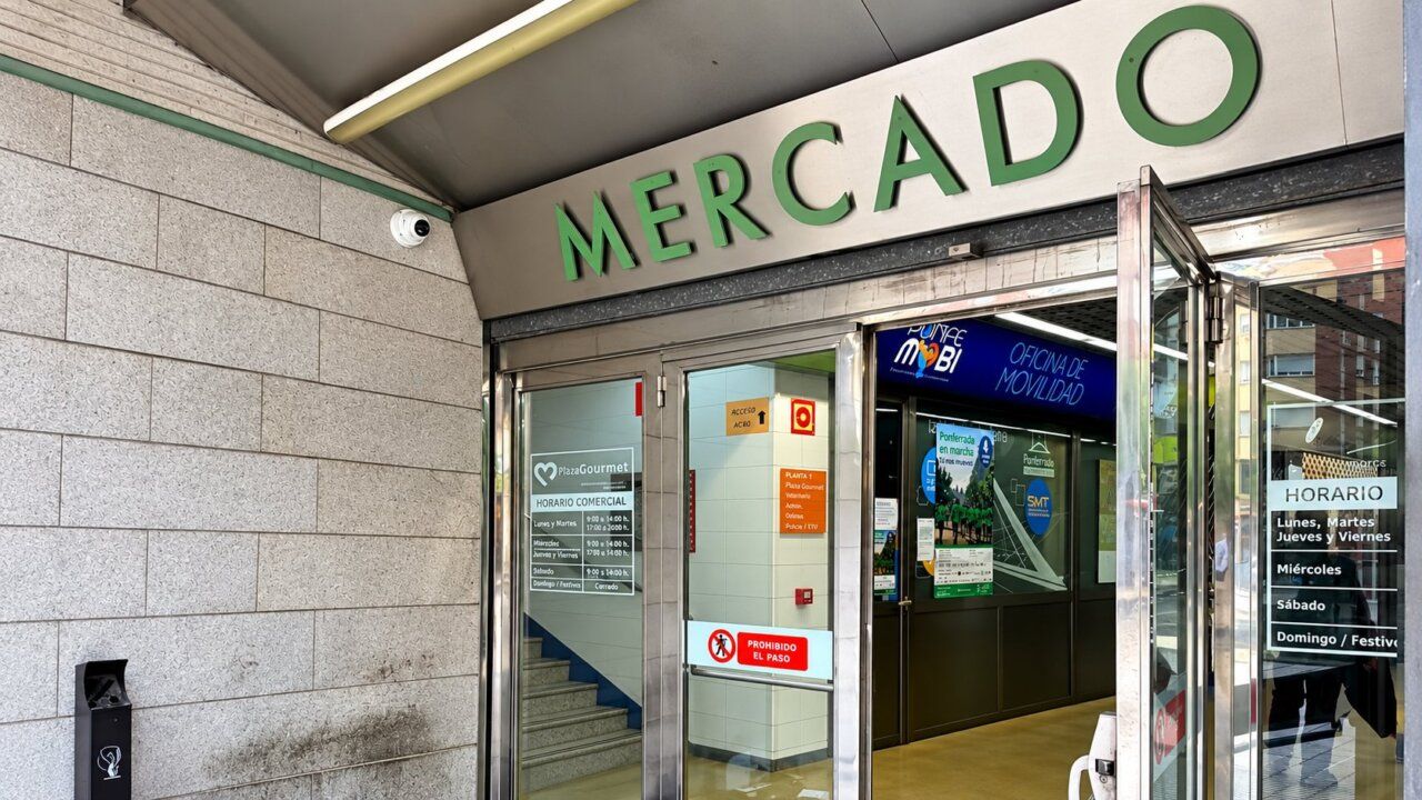 Entrada del Mercado de Abastos de Ponferrada con medidas de seguridad
