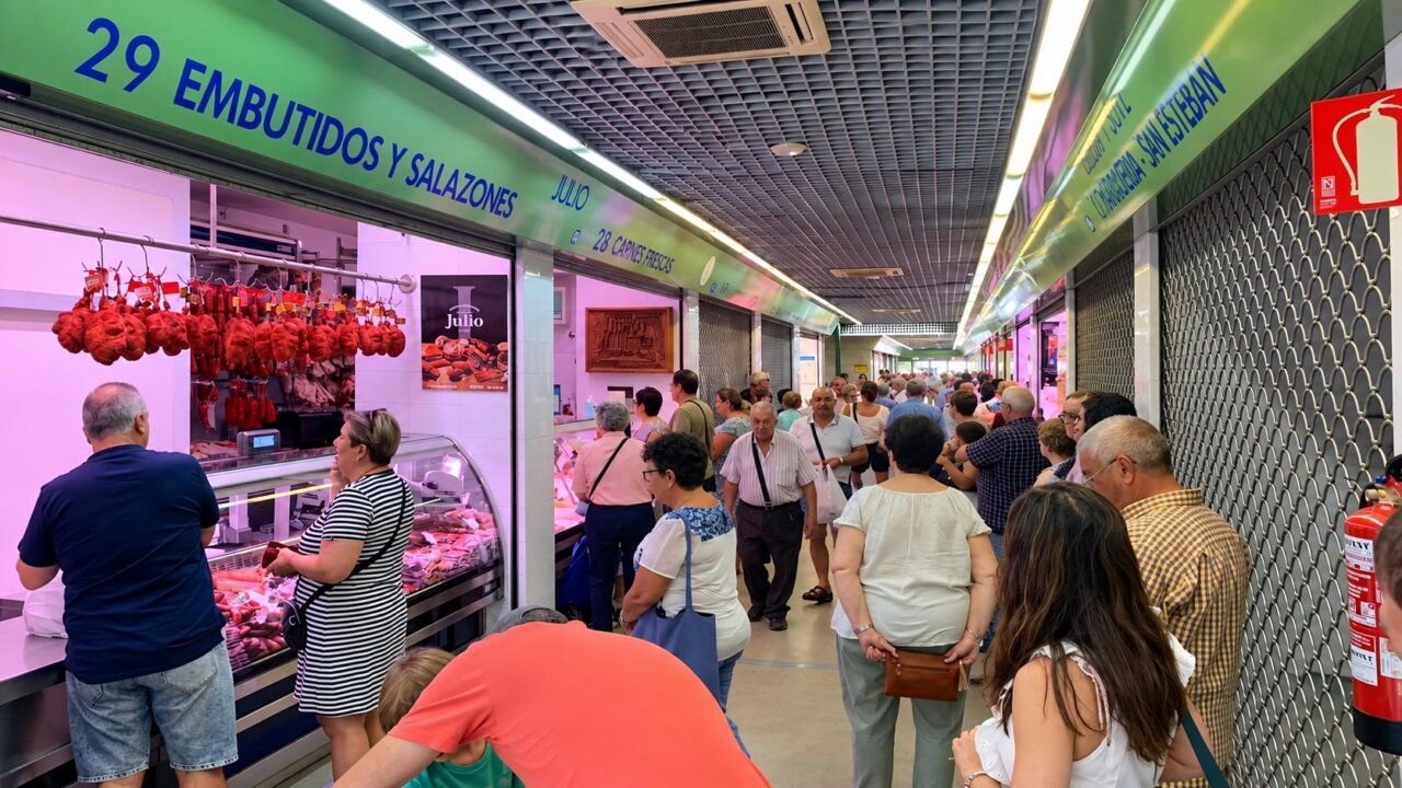 Interior del Mercado de Abastos de Ponferrada con gente comprando