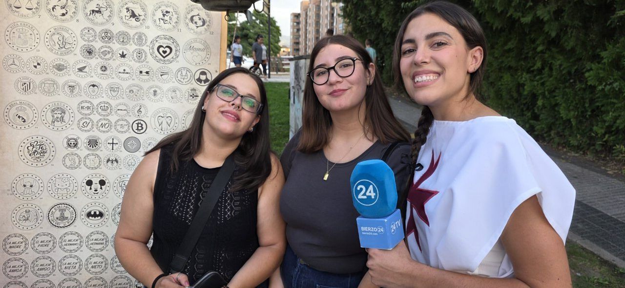 Tres mujeres sonrientes en el mercado medieval de Ponferrada