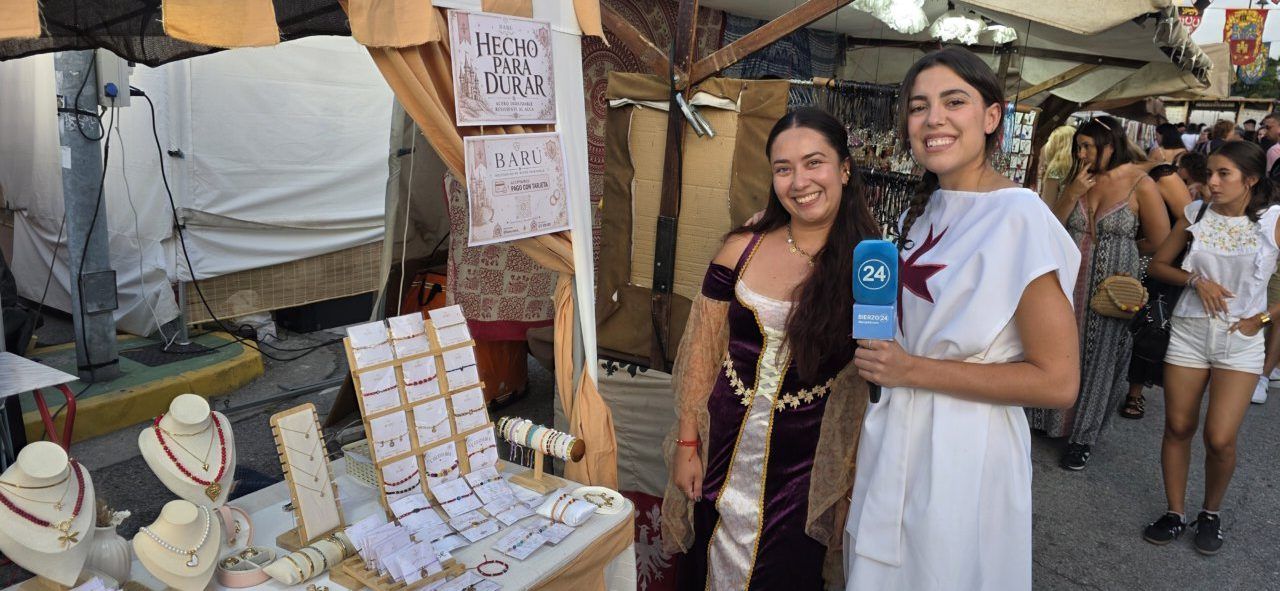 Artesanas en el mercado medieval de Ponferrada mostrando sus productos.