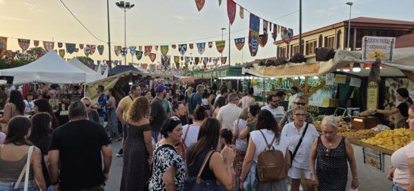 Puestos del mercado medieval en Ponferrada con gente disfrutando del ambiente festivo