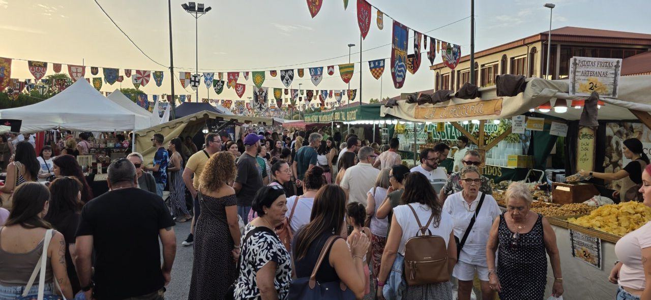 Puestos del mercado medieval en Ponferrada con gente disfrutando del ambiente festivo