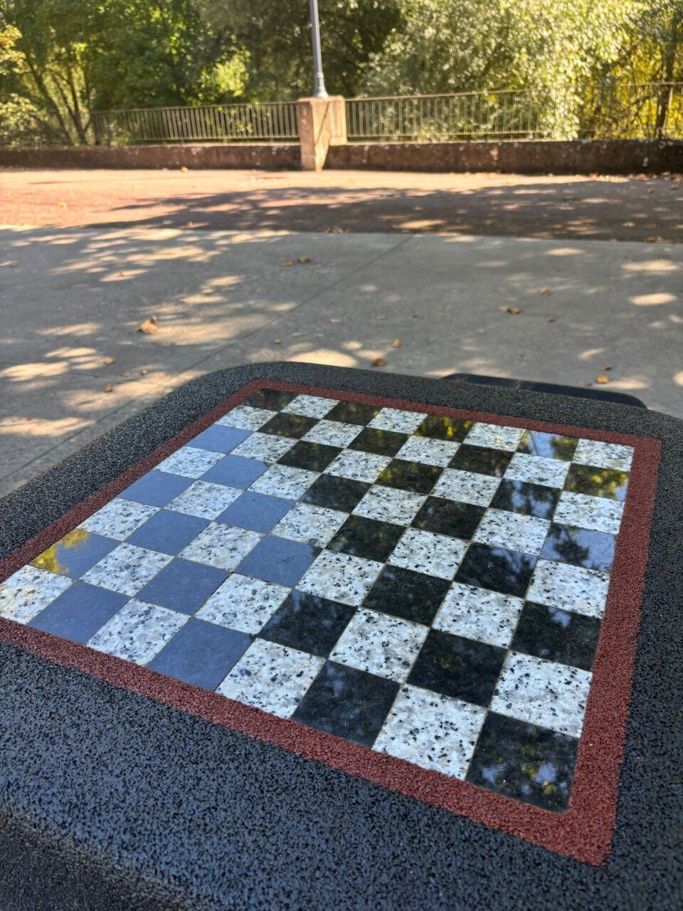 Mesa de ajedrez en el Parque de la Concordia con tablero visible