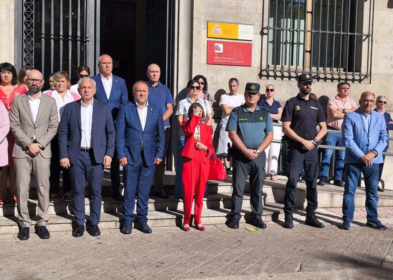 Minuto de silencio en la Diputación de León por violencia machista