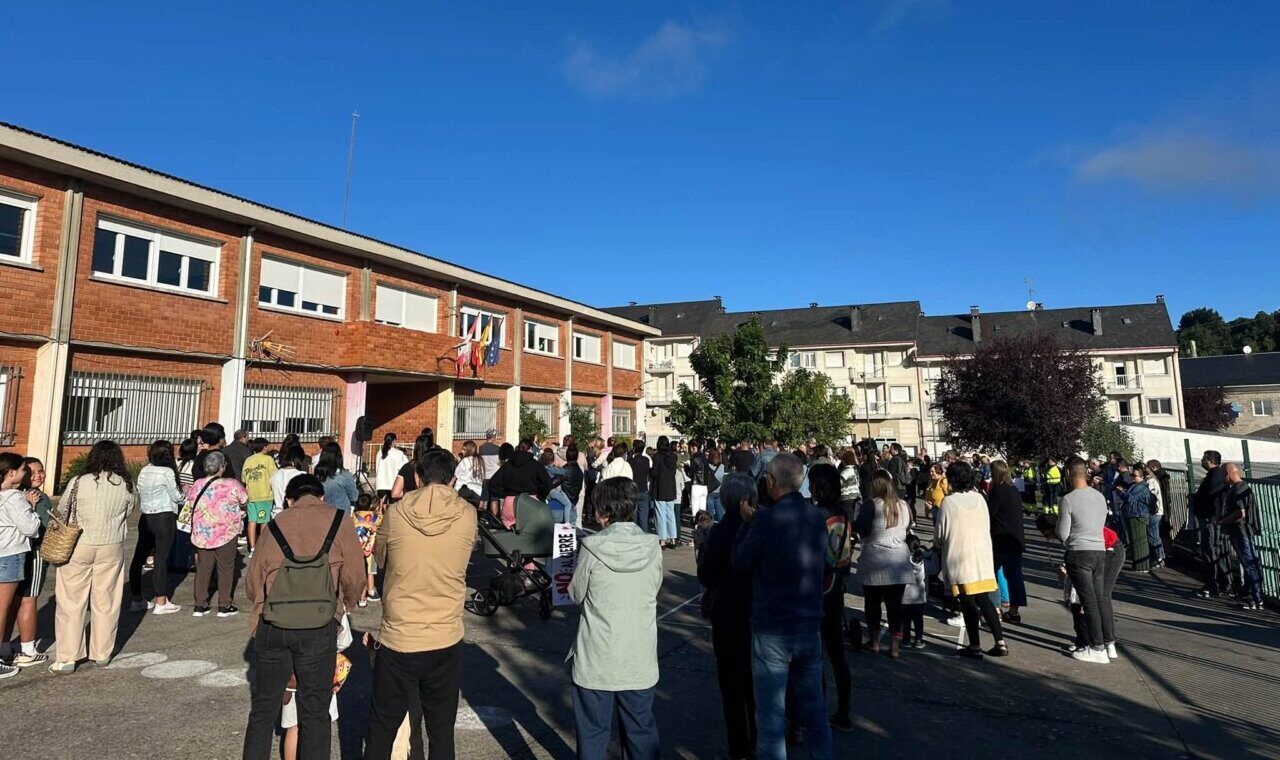 Concentración de la comunidad educativa en Toreno para defender aulas de Infantil