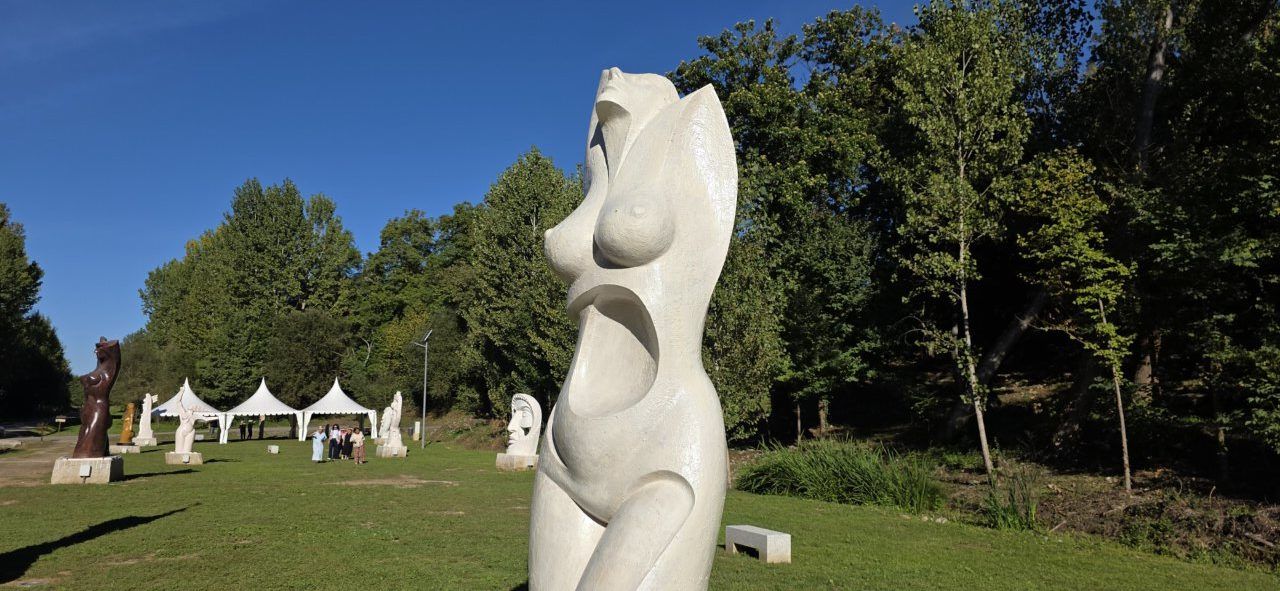 Escultura monumental en el nuevo espacio al aire libre de Carracedelo