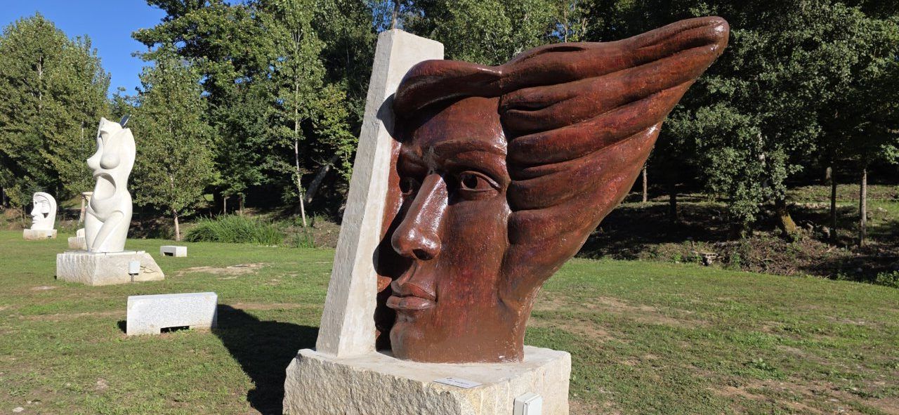 Escultura monumental de rostro en el nuevo espacio de Carracedelo