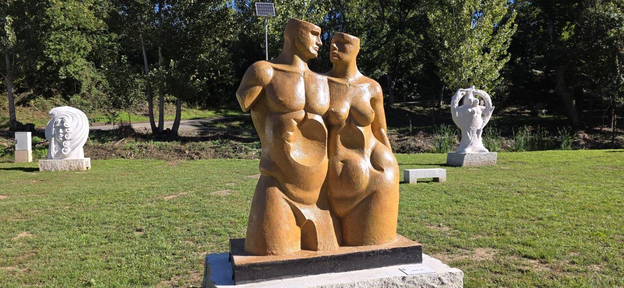 Escultura monumental de dos figuras humanas en Carracedelo