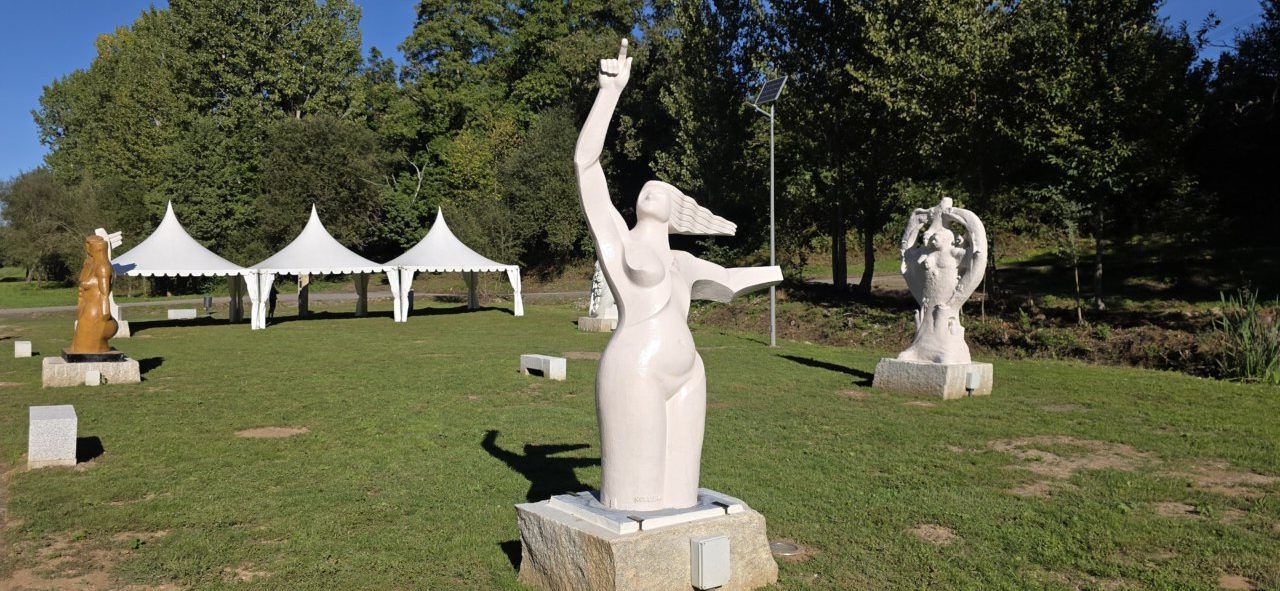 Esculturas monumentales al aire libre en Carracedelo