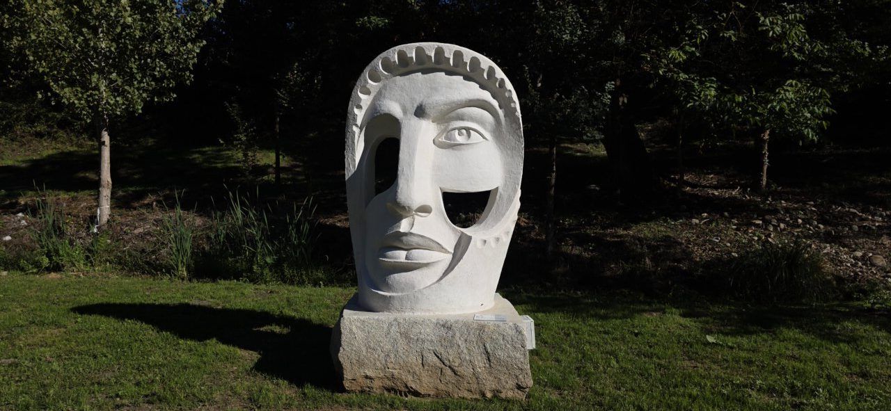 Escultura monumental al aire libre en Carracedelo, obra de Arturo Nogueira.