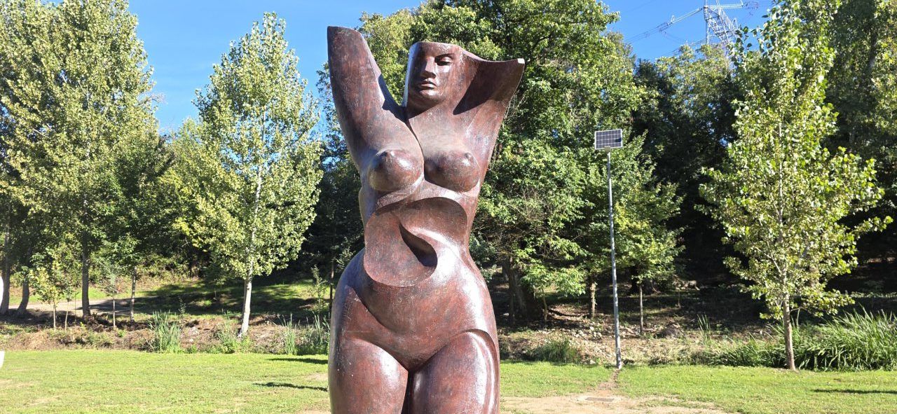 Escultura monumental al aire libre en Carracedelo, obra de Arturo Nogueira.