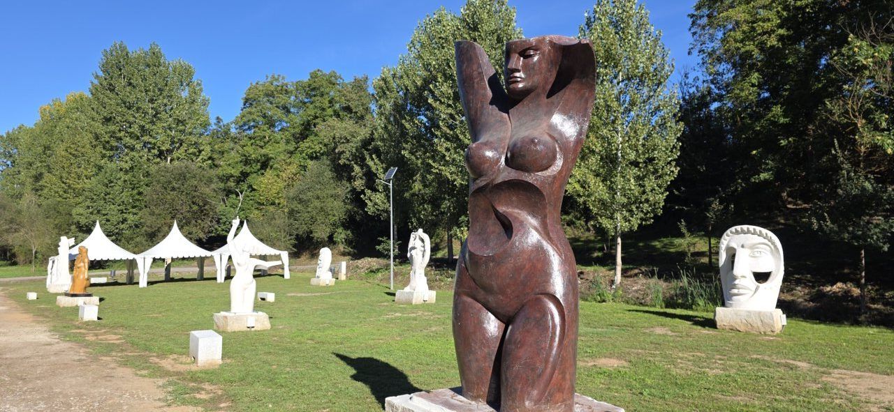 Esculturas monumentales en el nuevo espacio al aire libre de Carracedelo