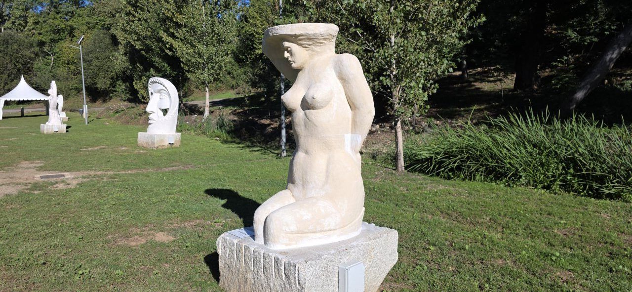 Escultura monumental en el nuevo espacio al aire libre de Carracedelo