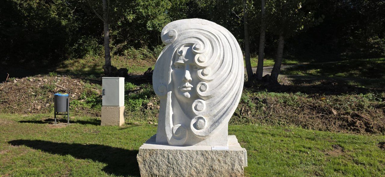 Escultura monumental de Arturo Nogueira en Carracedelo