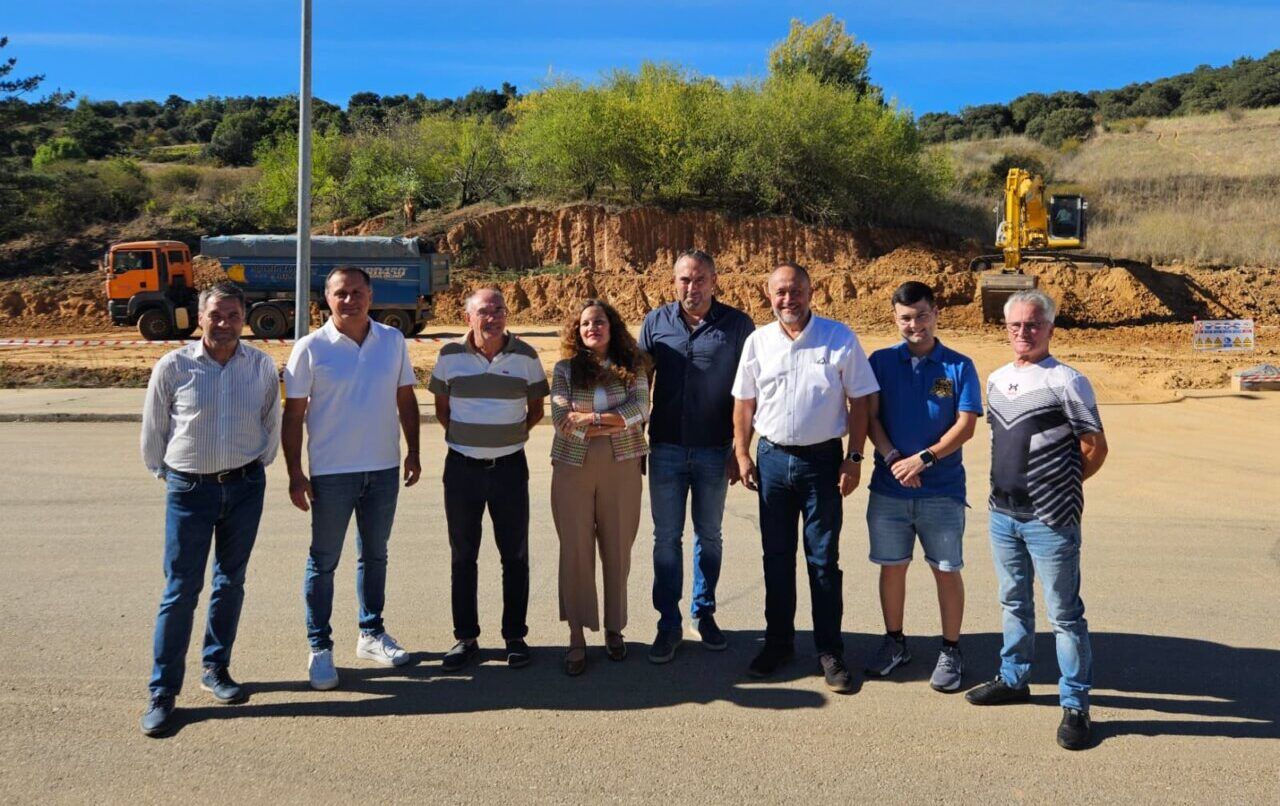 Grupo de personas en la obra del Parque de Bomberos de Bembibre