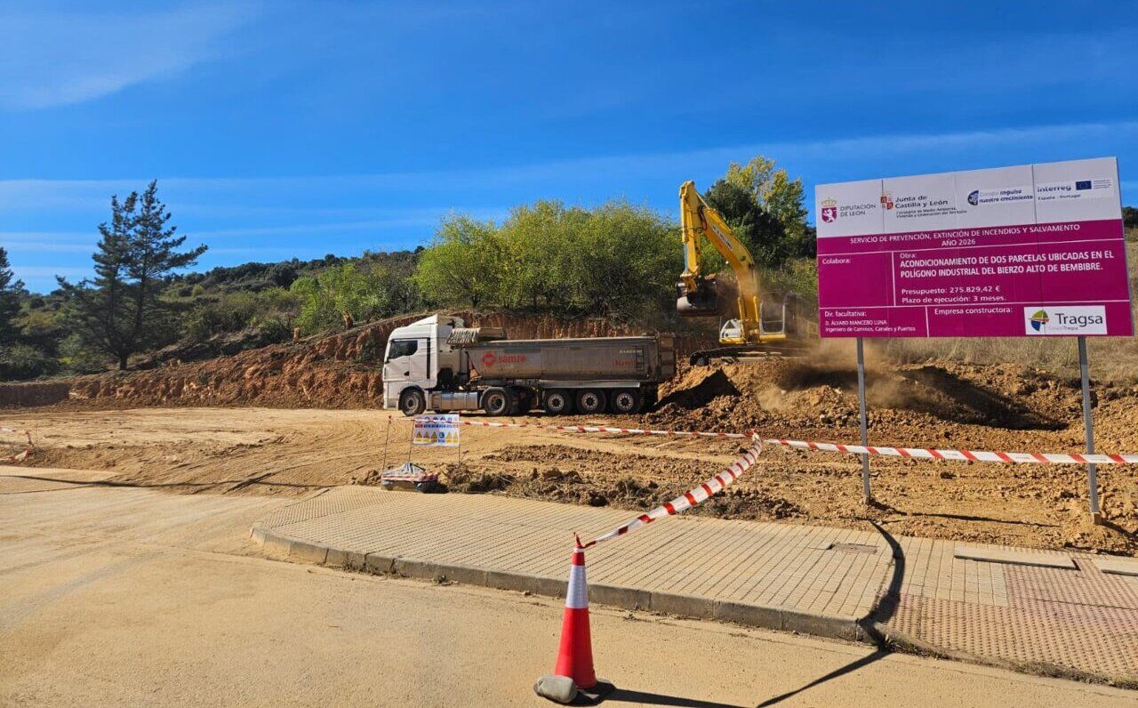 Maquinaria trabajando en la construcción del Parque de Bomberos de Bembibre