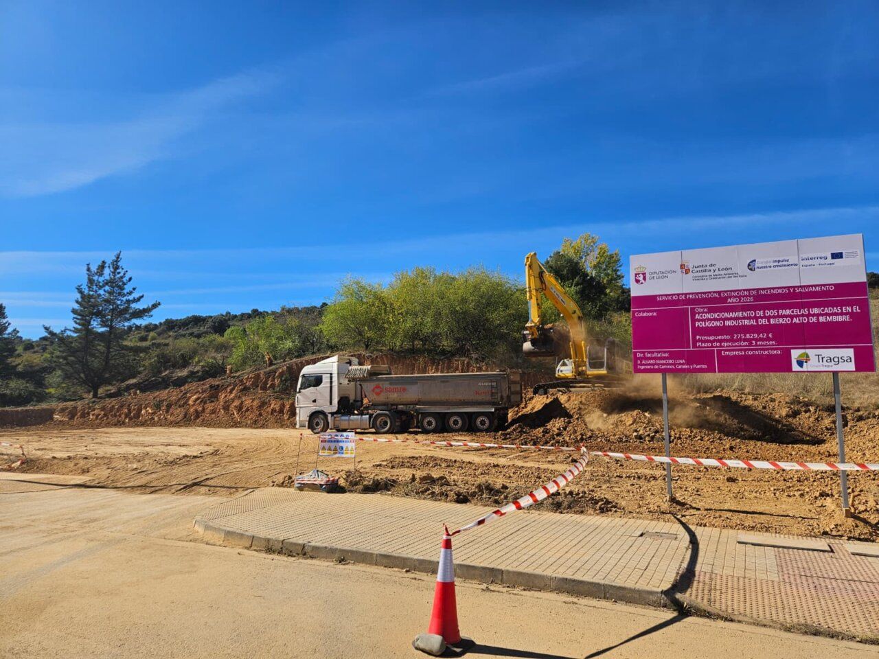 Maquinaria trabajando en la construcción del Parque de Bomberos de Bembibre