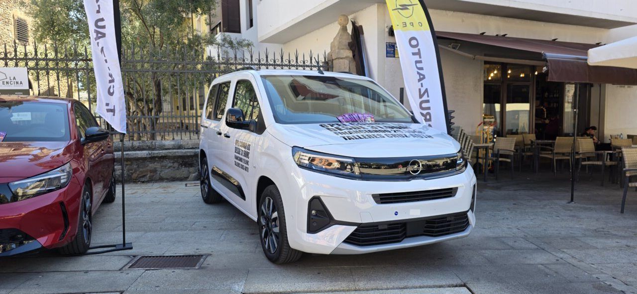 Vehículos Opel en la Plaza de la Encina durante las fiestas