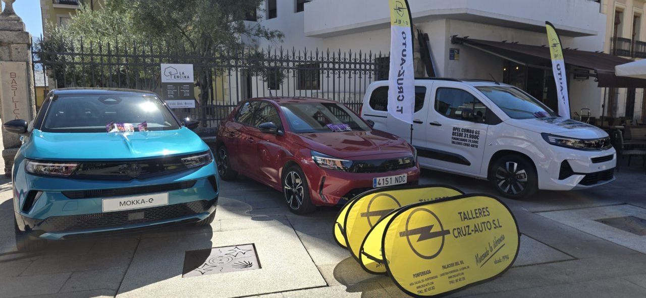 Exposición de vehículos Opel en la Plaza de la Encina durante las fiestas.