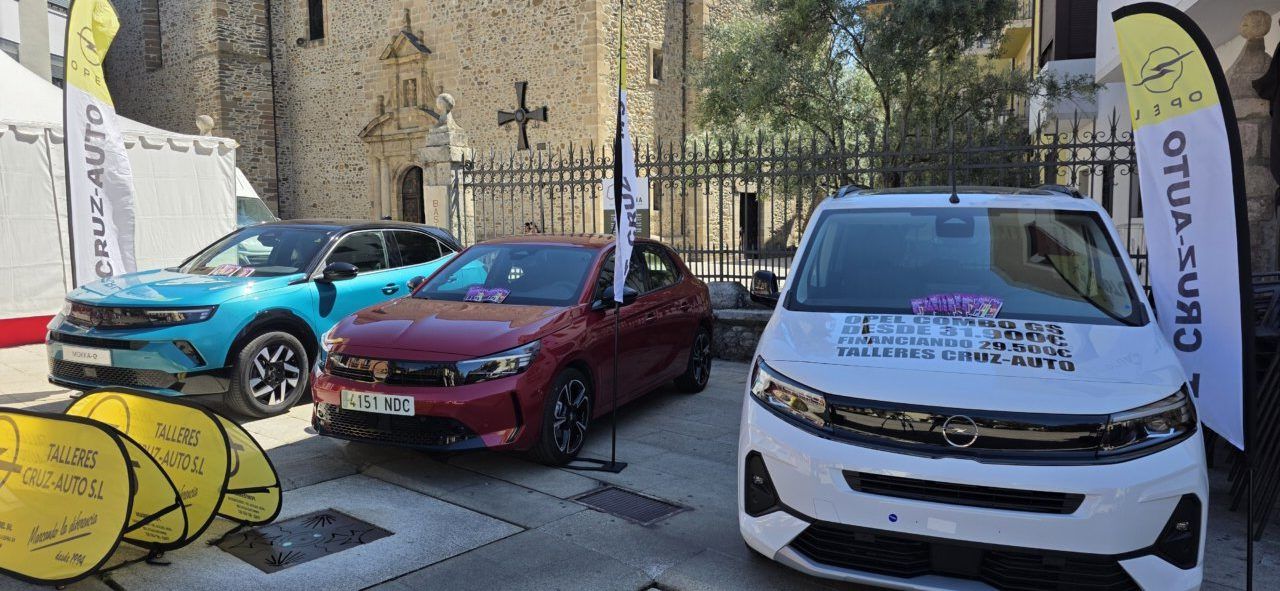 Varios modelos de vehículos Opel en la Plaza de la Encina durante las fiestas