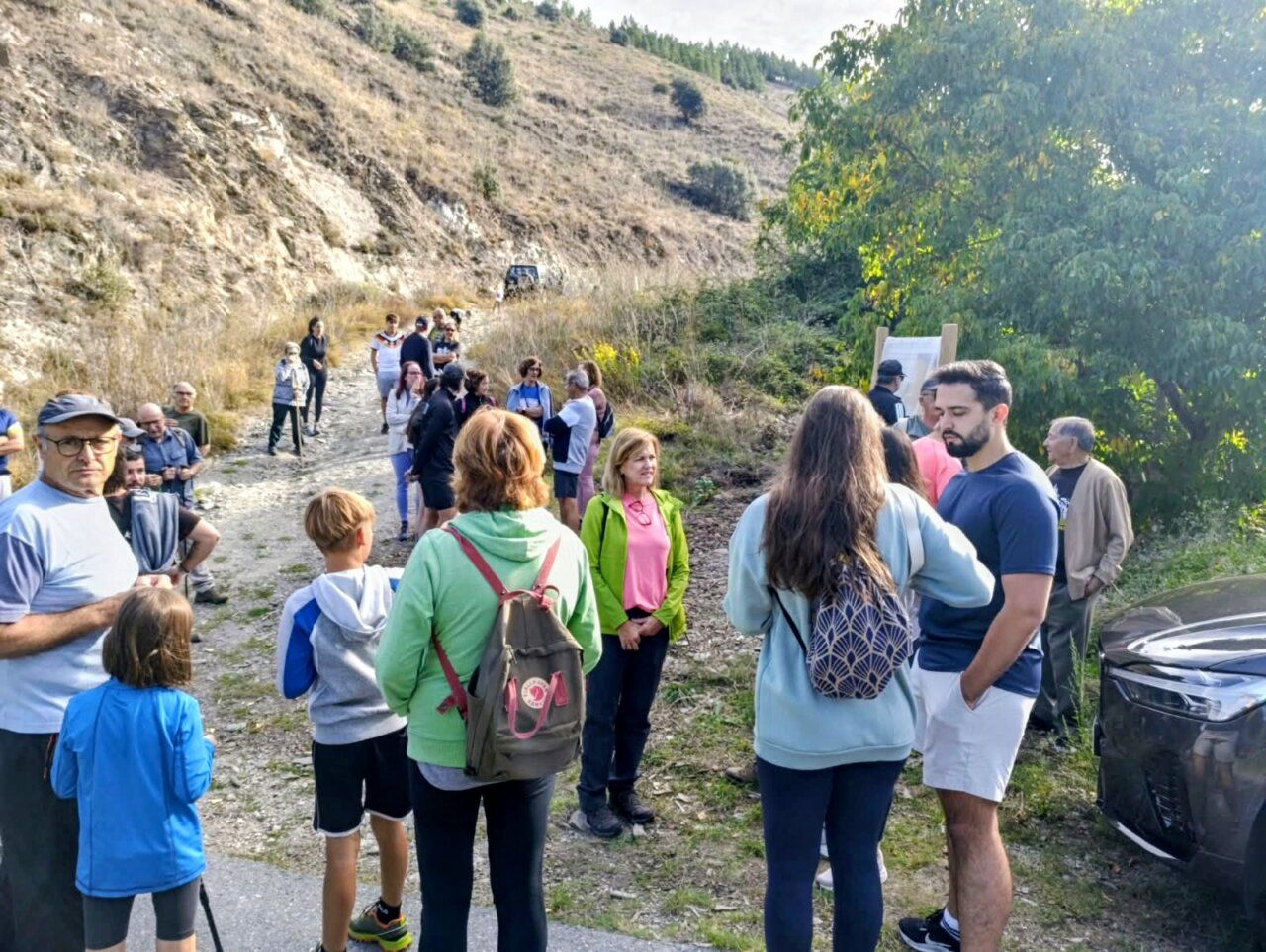 Grupo de personas participando en la ruta de las Minas de Valcabado